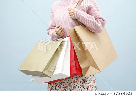 買い物袋を持つ女性 37834922