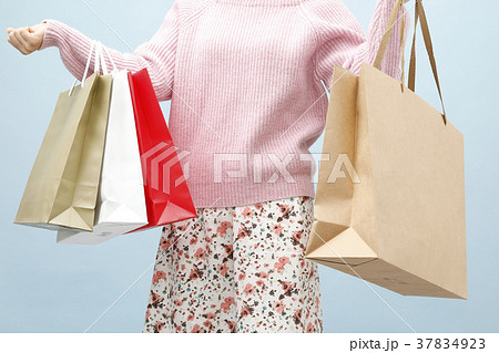買い物袋を持つ女性 37834923