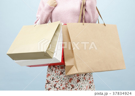 買い物袋を持つ女性 買い物袋を持つ女性 37834924