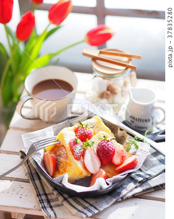 イチゴのフレンチトーストでティータイム 37835280