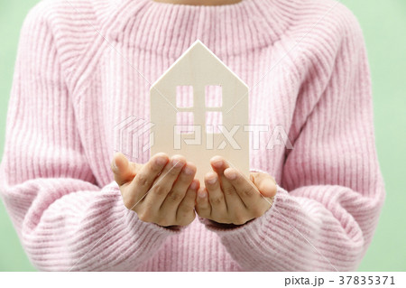 木の家を持つ女性 37835371