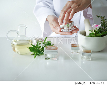 the scientist,dermatologist test natural cosmetic the scientist,dermatologist test natural cosmetic 37836244