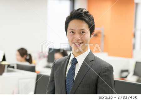 オフィスで働く若いビジネスマン　日本人男性 37837450