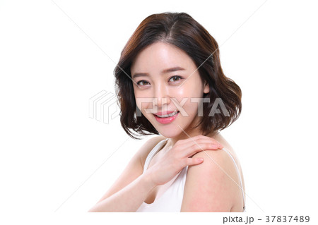 ポーズ 顔 女性 37837489