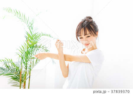 若い女性 さわやかな朝 若い女性 さわやかな朝 37839370