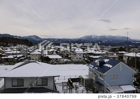 雪の住宅地 37840799