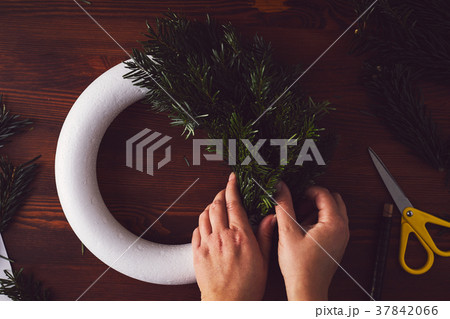 Florist makes a traditional Christmas wreath 37842066
