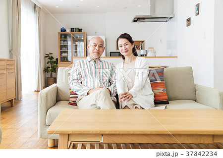 夫婦　カップル　ミドル　ライフスタイル　カジュアル 37842234