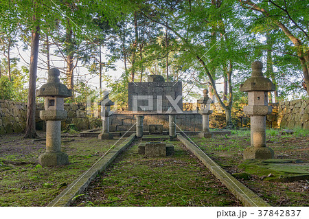 安土城跡 織田信長公本廟 37842837