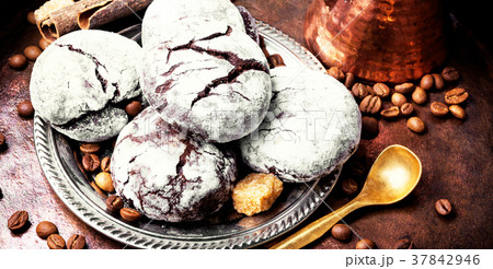 Closeup chocolate cookies 37842946