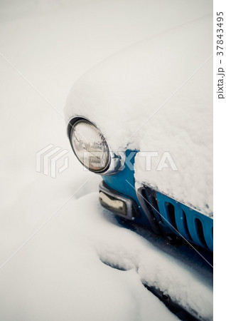 The car, covered with snow.Heavy snowfall 37843495