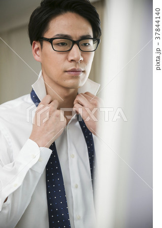 ネクタイをしめるビジネスマン 37844140