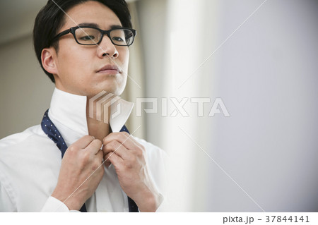 ネクタイをしめるビジネスマン 37844141