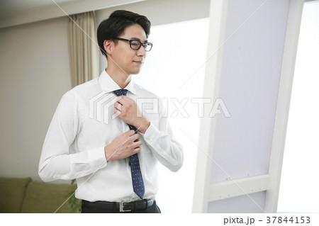 ネクタイをしめるビジネスマンの写真素材
