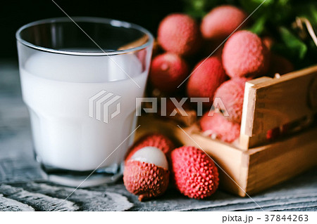 Closeup of fresh lychee juice with fruits Closeup of fresh lychee juice with fruits 37844263