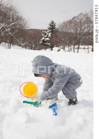 かまくらと男の子 かまくらと男の子 37847913