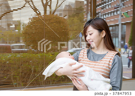 赤ちゃんの人形で練習する女性保育士 赤ちゃんの人形で練習する女性保育士 37847953