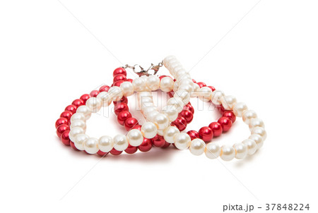 pearl necklace isolated pearl necklace isolated 37848224