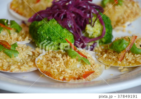 baked scallops with cheese topping fried garlic baked scallops with cheese topping fried garlic 37849191