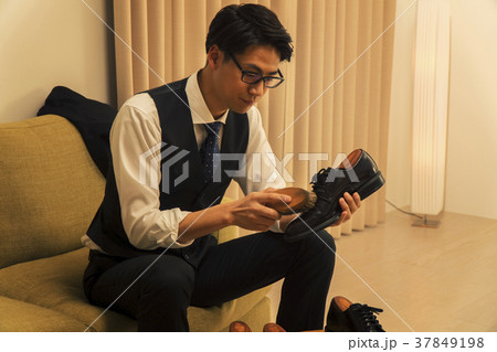 靴の手入れをするビジネスマン 靴の手入れをするビジネスマン 37849198
