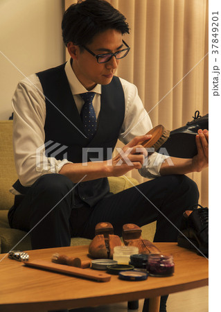 靴の手入れをするビジネスマン 靴の手入れをするビジネスマン 37849201