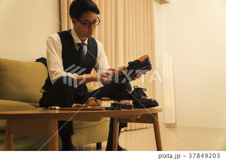 靴の手入れをするビジネスマン 靴の手入れをするビジネスマン 37849203