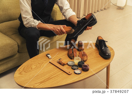 靴の手入れをするビジネスマン 靴の手入れをするビジネスマン 37849207