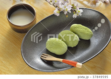 うぐいす餅と甘酒、桜の枝 37849595