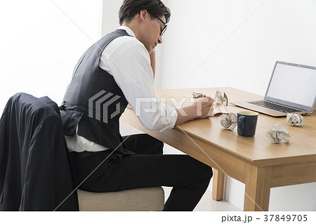アイデアが出ないビジネスマン アイデアが出ないビジネスマン 37849705
