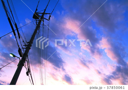 住宅街の夕暮れの風景 住宅街の夕暮れの風景 37850061