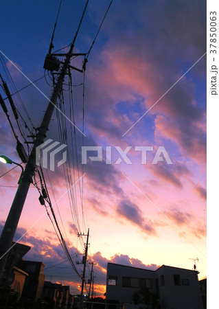 住宅街の夕暮れの風景の写真素材