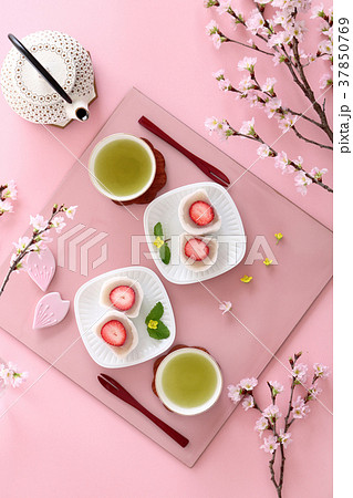 いちご大福　桜の花　ティータイム 37850769