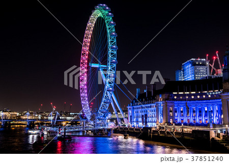 ロンドンアイ 夜景 イギリスの写真素材