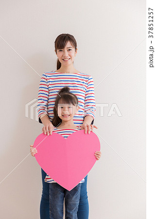 日本人の母と娘 37851257