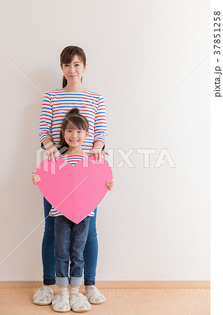 日本人の母と娘 37851258