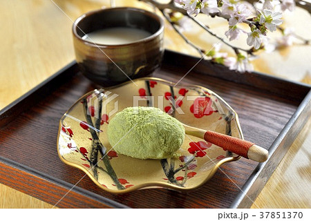 うぐいす餅と甘酒、桜の枝 37851370