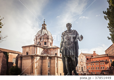 Julius Caesar statue in Rome Julius Caesar statue in Rome 37851449