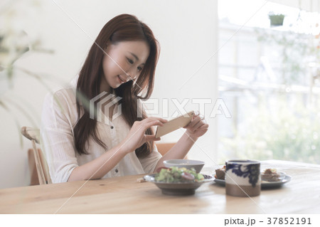 女性 カフェ 撮影 女性 カフェ 撮影 37852191