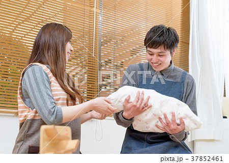赤ちゃんをあやす若手保育士の男女 37852461