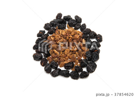 raisins isolated raisins isolated 37854620