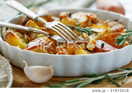 Potatoes baked with bacon and rosemary. 37855018