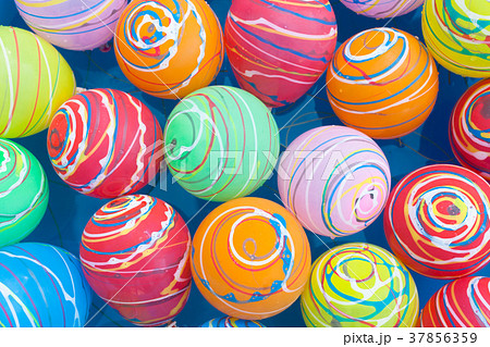 タライの中の水風船 37856359