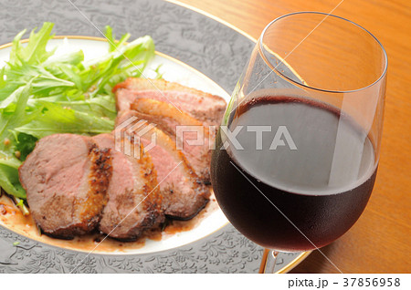 赤ワインとローストポーク 37856958