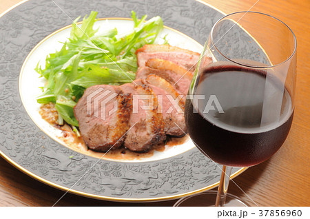 赤ワインとローストポーク 37856960