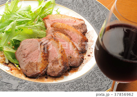 赤ワインとローストポーク 37856962