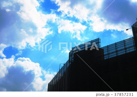 ビルの外壁工事中の風景 37857231