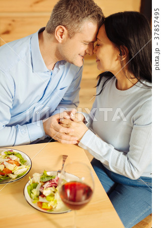Loving man and woman holding hands 37857495