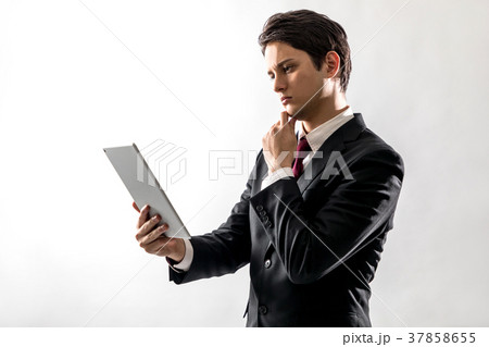 タブレットを見る男性 37858655