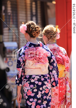 浅草 浅草寺 着物姿の外国人観光客の写真素材