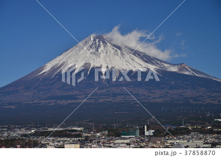 富士市郊外の町並み・富士山 富士市郊外の町並み・富士山 37858870